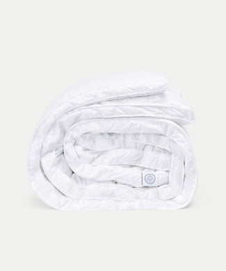 Conservatorium Hotel Bettdecke | Daunendecke Weibliches Modell mit Bettdecke aus dem Hotel Conservatorium