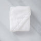 badcape baby in wit, flat lay shot opgevouwen met marmeren achtergrond
