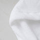 baby badcape in wit, detail shot van het Zero-Twist katoen met marmeren achtergrond