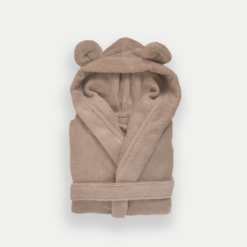 Flat lay van beige kinderbadjas met capuchon en oortjes