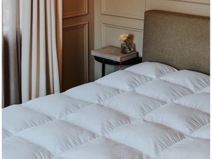 Machen Sie Ihr Hotelbett mit einem Federunterbett komplett