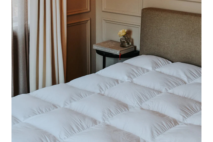 Machen Sie Ihr Hotelbett mit einem Federunterbett komplett