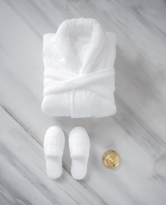 Cadeau set van witte badjas en badslippers met gouden lintje